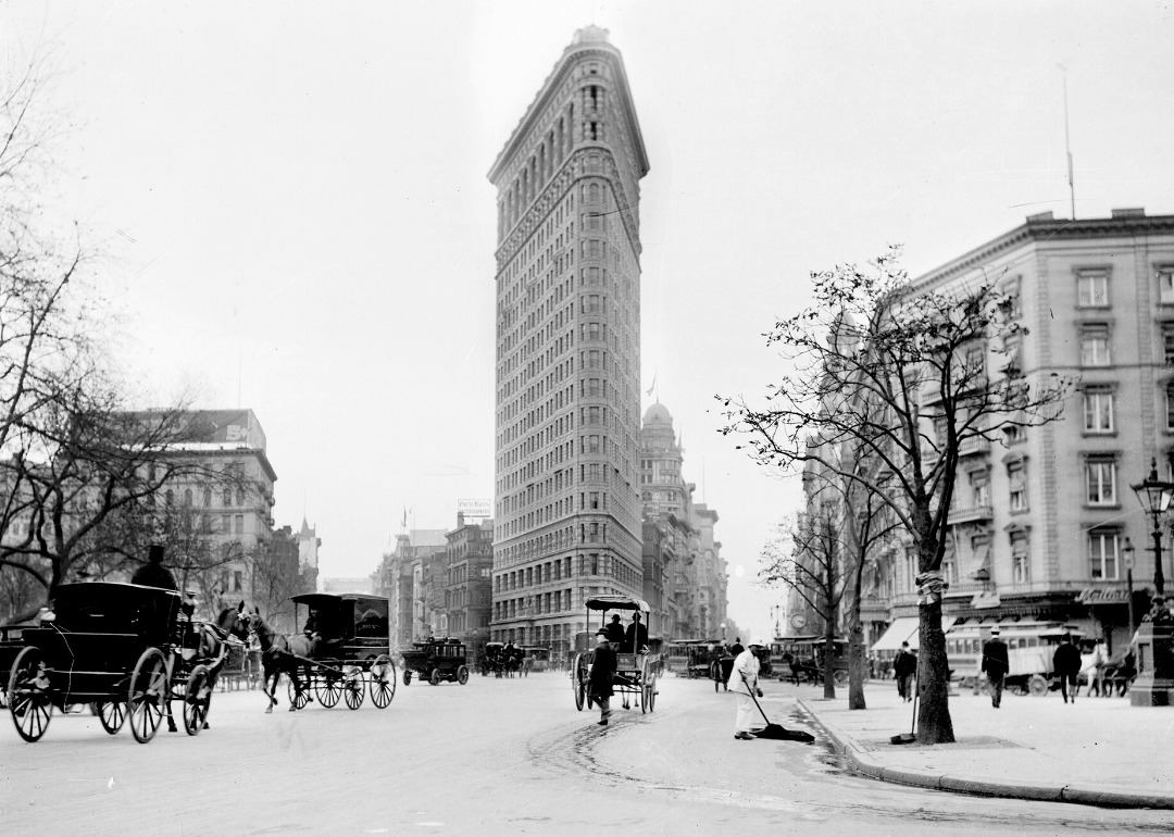 A street view of New York's Flatiron building in 1903.