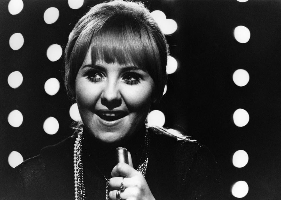 Scottish singer Lulu performs the song 'I'm a Tiger' on TV.
