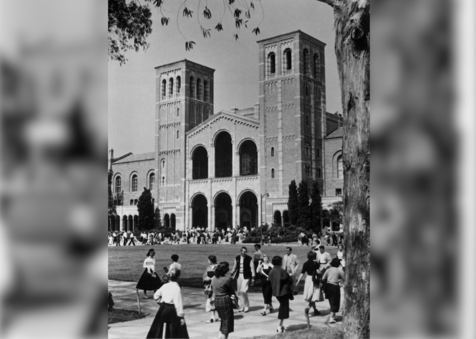 A vintage photo of the UCLA campus full of students walking. 