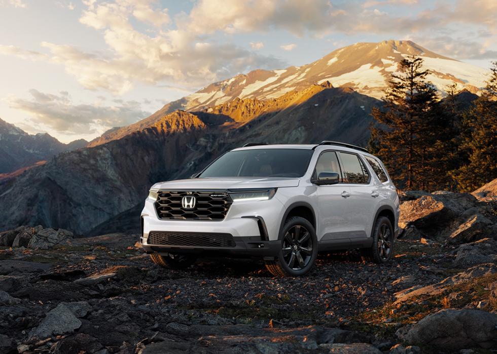 A 2025 black Honda Pilot on the road.