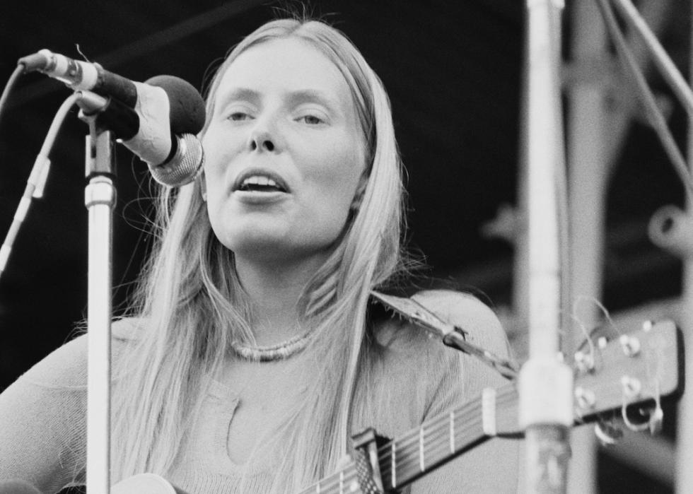 Canadian singer-songwritJoni Mitchell performing at the Isle Of Wight festival in August 1970.