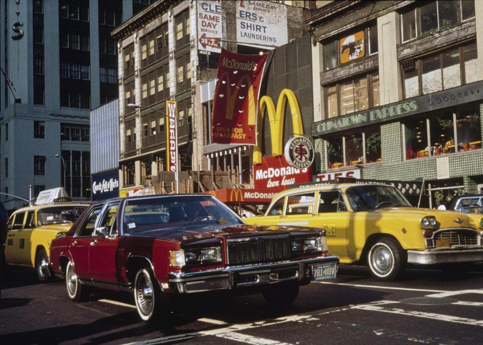 United States, New York: atmosphere in a street of the district of Manhattan in 1981. Traffic and McDonalds fast-food restaurant in the background, on 7th Avenue.