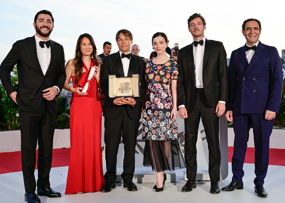 Vache Tovmasyan, Samantha Quan, Sean Baker, Mikey Madison, Alex Coco and Karren Karagulian pose with the 'Palme d'Or' Award for ‘Anora'.