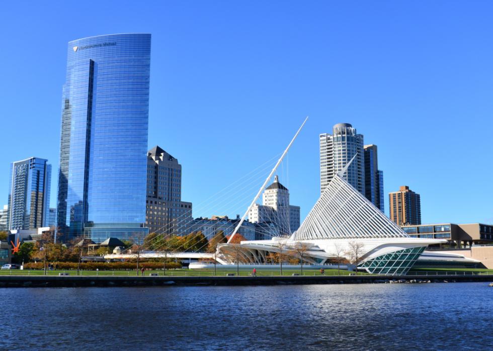 Milwaukee cityscape with Art Museum with the Northwestern Mutual building.