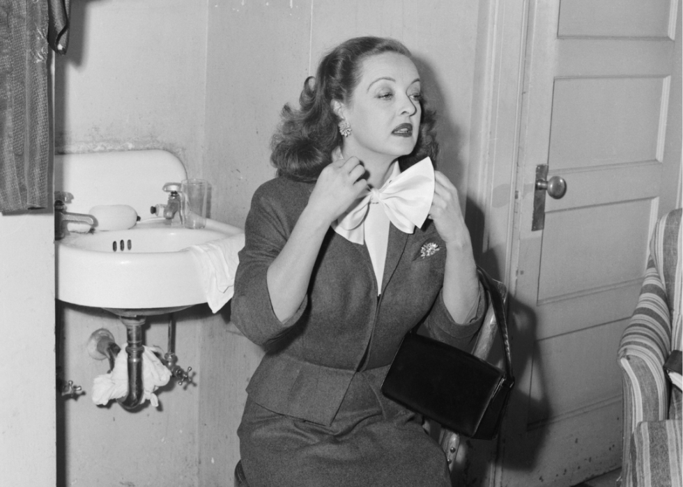 Bette Davis prepares for a scene in ‘All About Eve’.