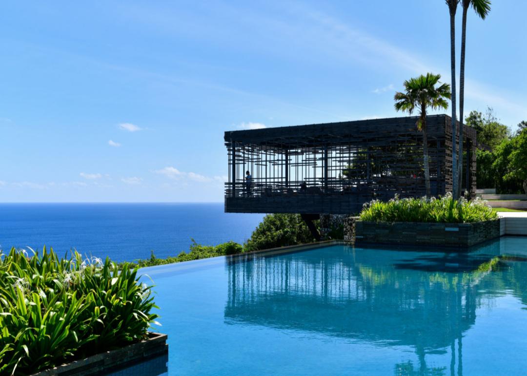 View of the infinity pool overlooking the Indian Ocean at Alila Villas Uluwatu in Bali.