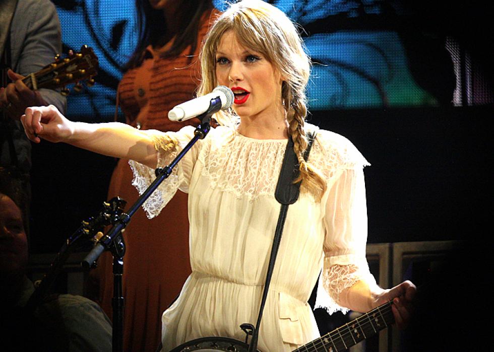 Taylor Swift The Throwback Songs That Made Her Famous Stacker