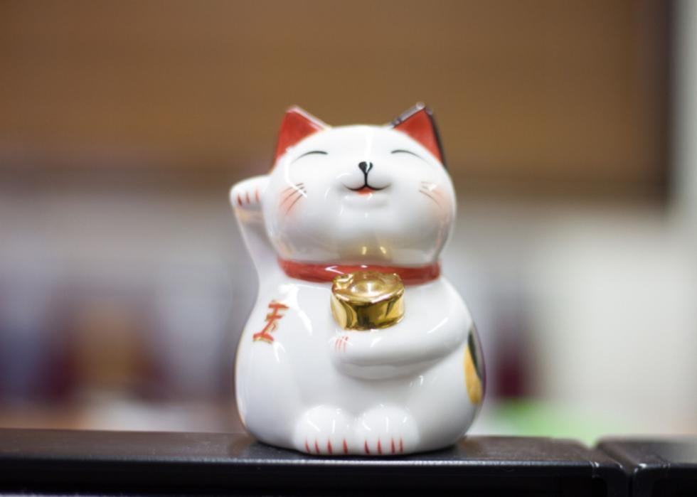 A ceramic cat.