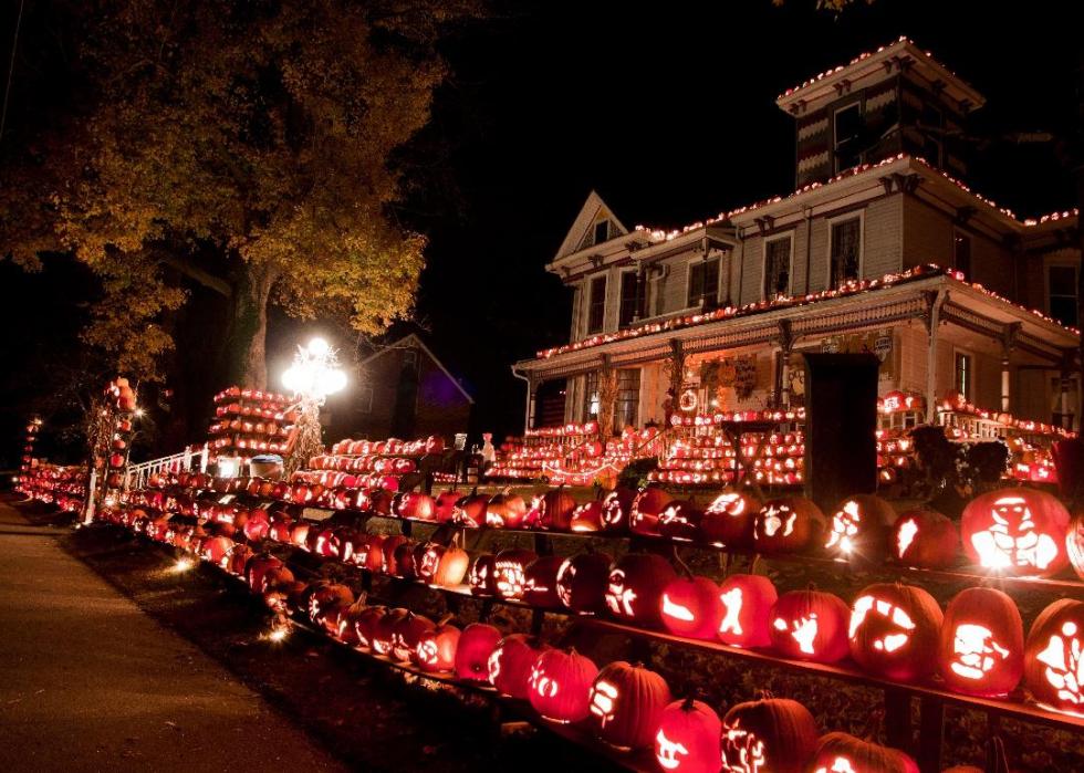 15 OvertheTop Halloween Displays From Across America Stacker