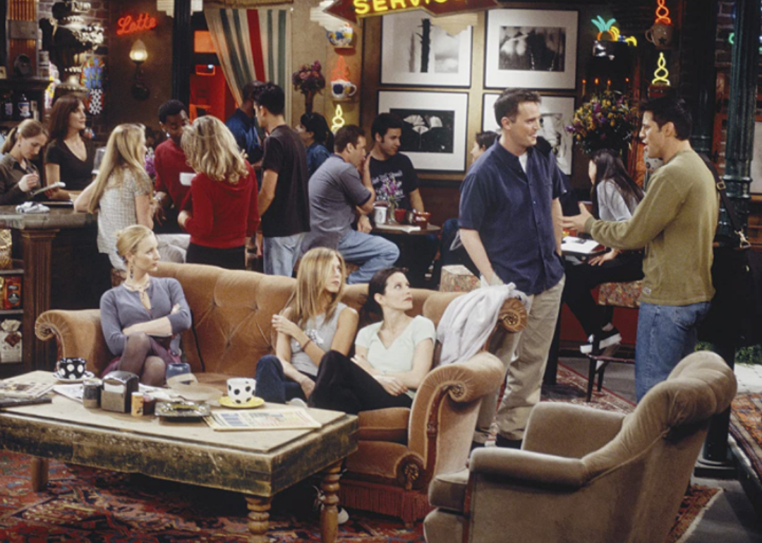 Lisa Kudrow, Jennifer Aniston, Courteney Cox, Matt LeBlanc and Matthew Perry at a coffee shop.