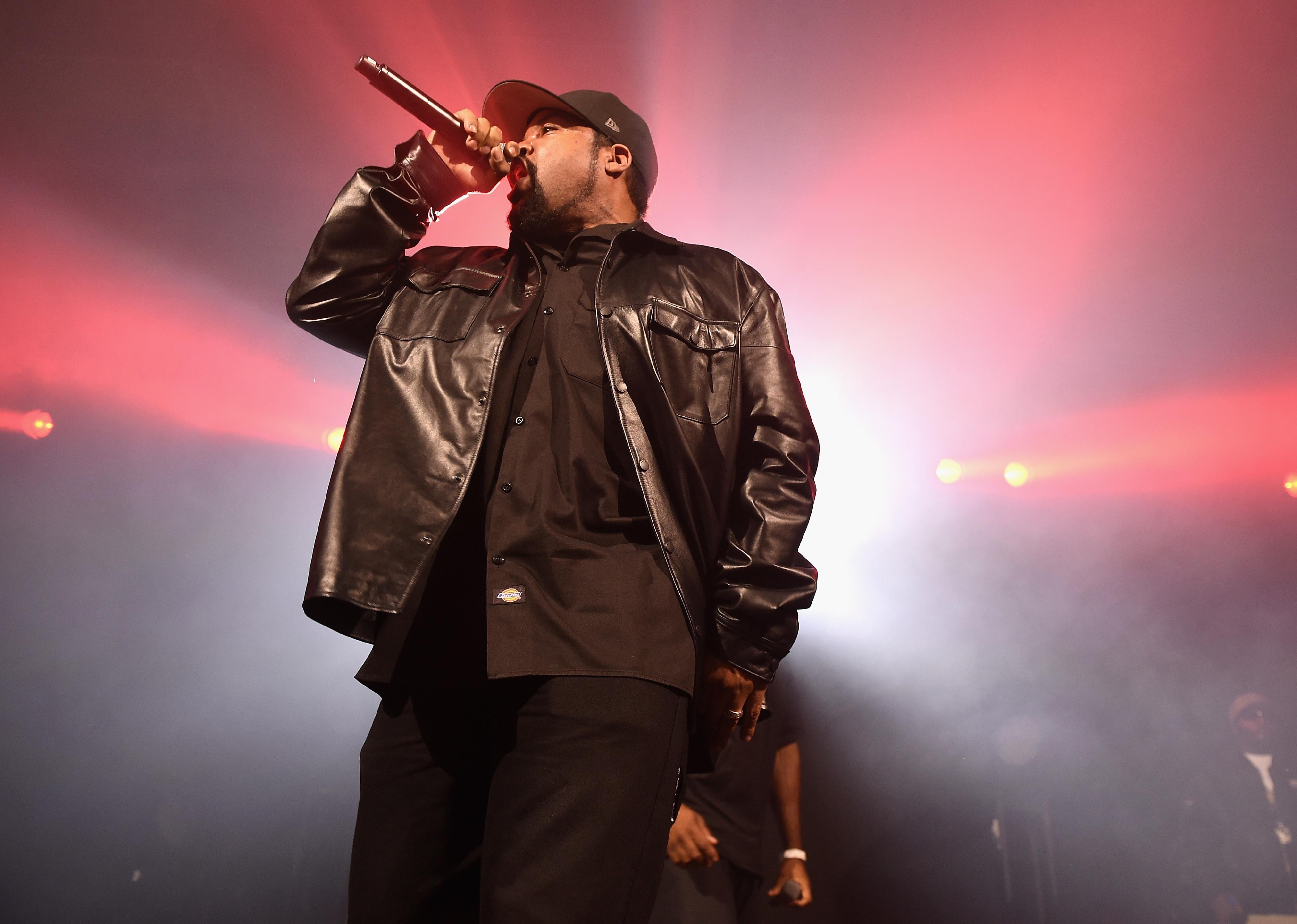 Ice Cube onstage in all black.