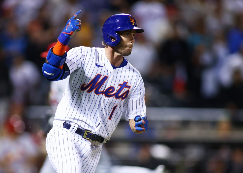 Jeff McNeil reacts after hitting a RBI single