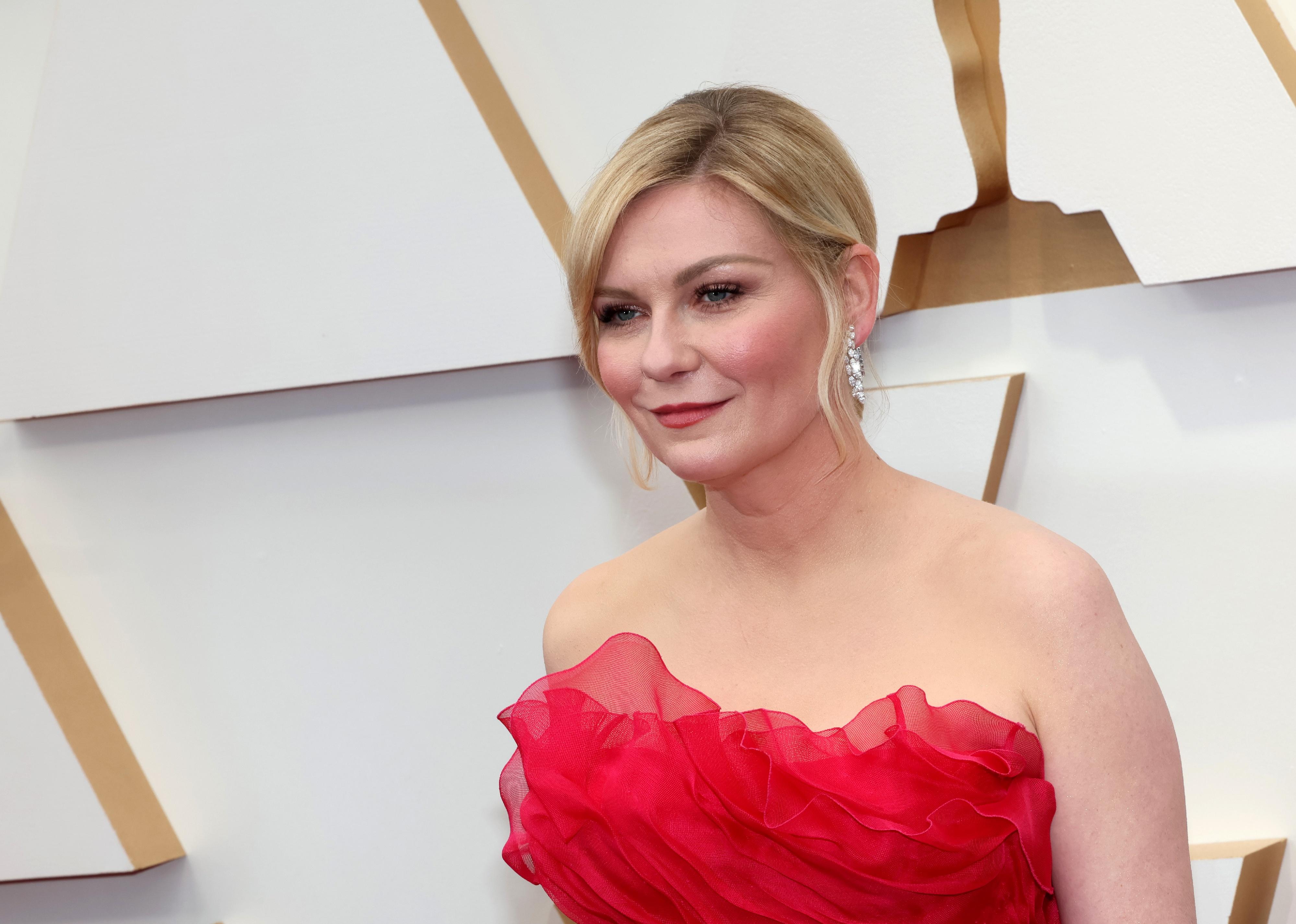  Kirsten Dunst attends the 94th Annual Academy Awards.