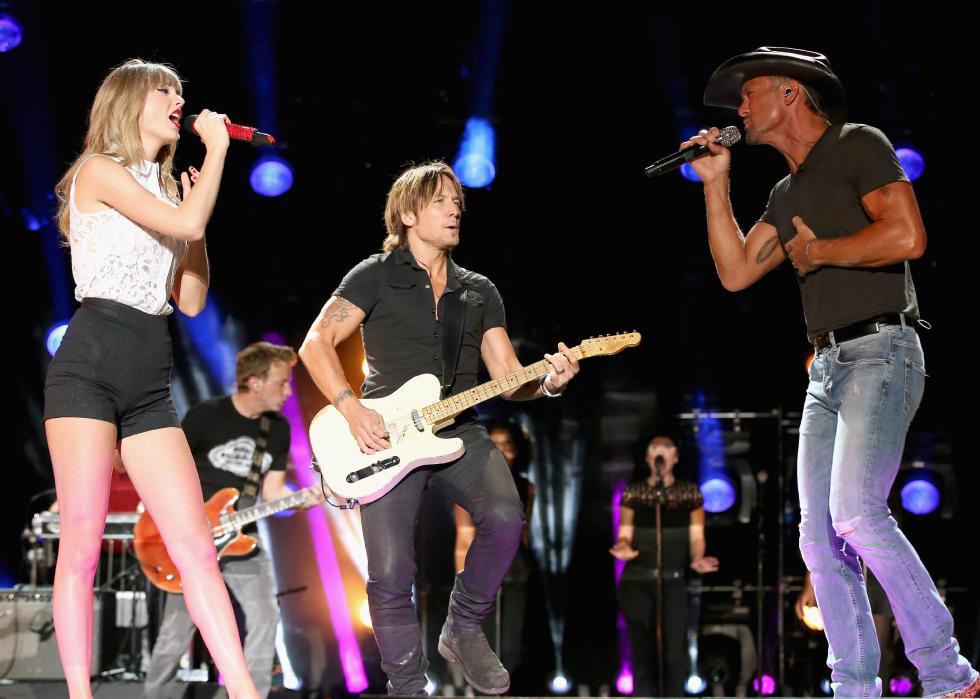 Taylor Swift, Keith Urban and Tim McGraw perform during the 2013 CMA Music Festival