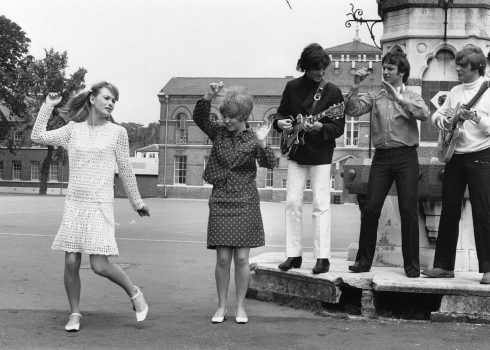 Lulu band members dancing.