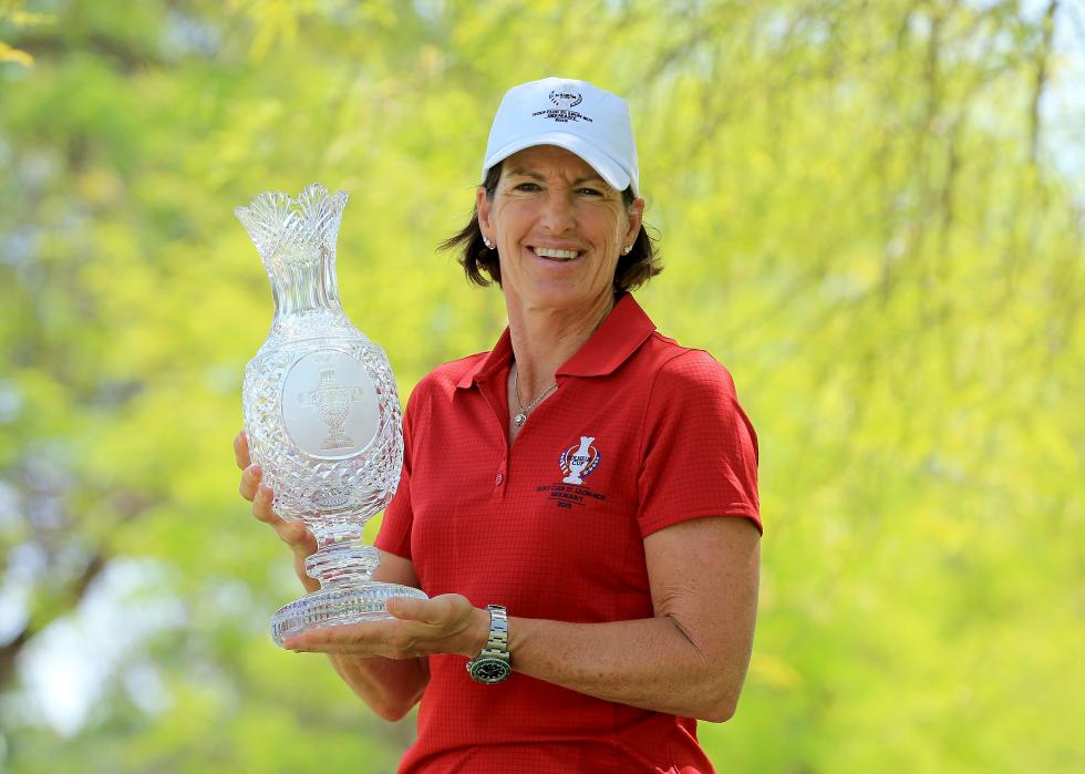 Juli Inkster poses with a trophy