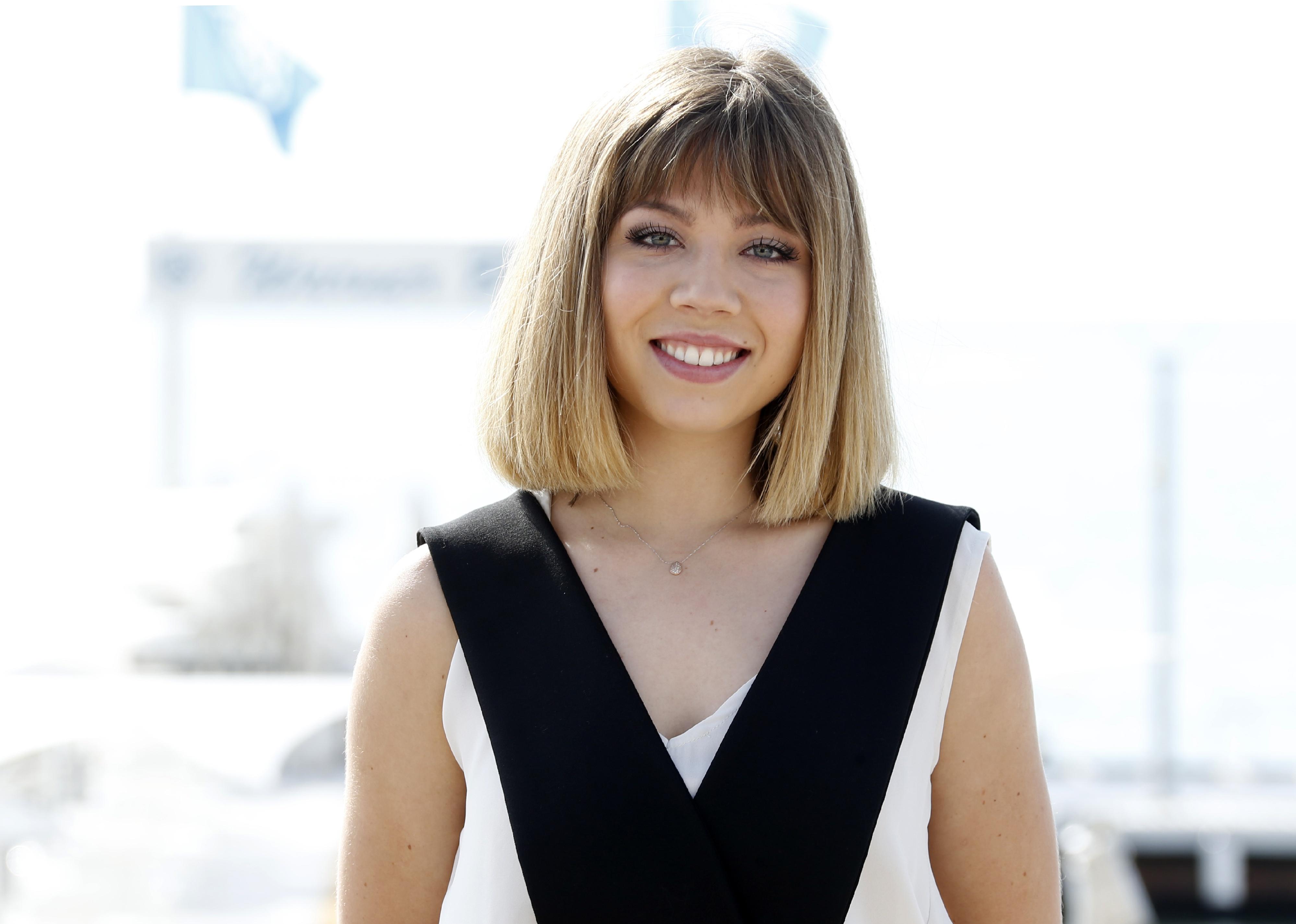 Jennette McCurdy poses for the photocall of the TV series "Between" 