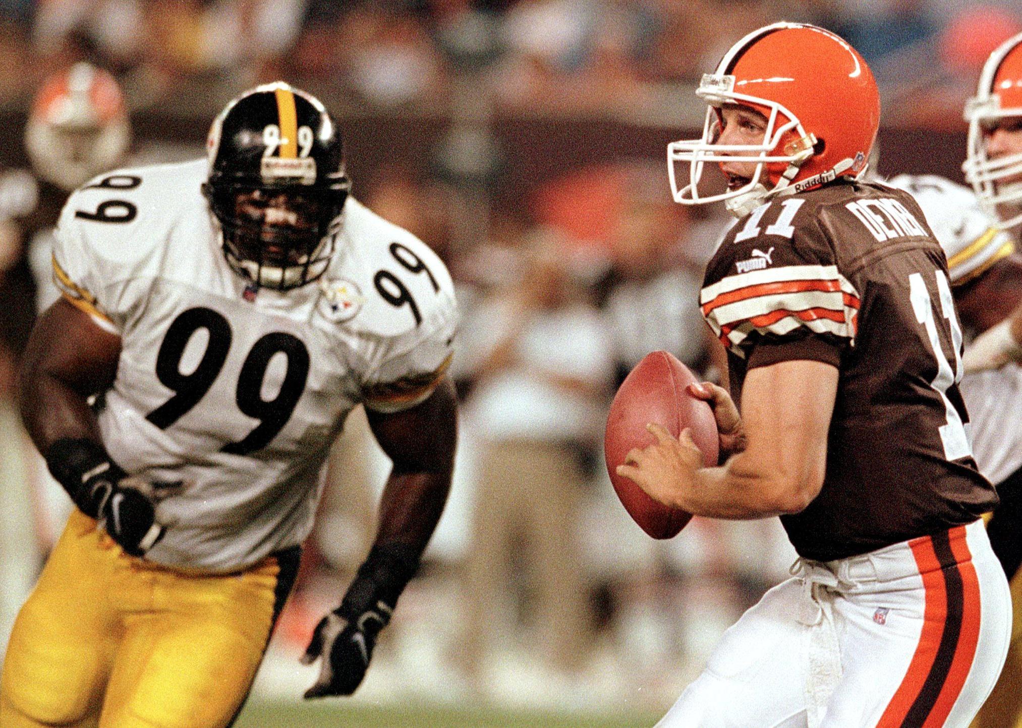 Cleveland Browns quarterback Ty Detmer looks for an open receiver.