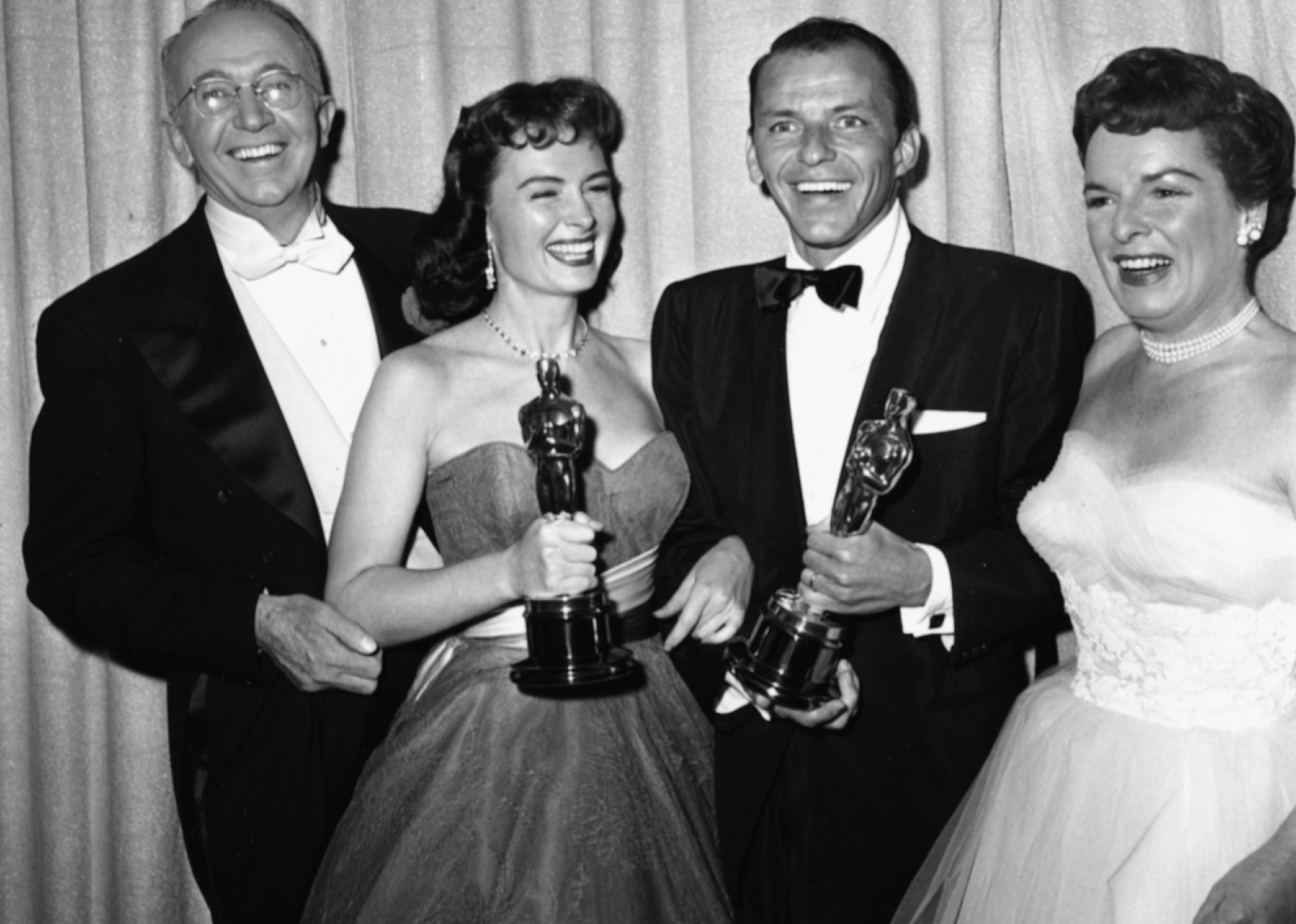 Frank Sinatra and Donna Reed holding their supporting actor Oscars.