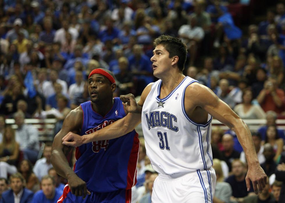 Darko Miličić of the Orlando Magic and Chris Webber of the Detroit Pistons battle for position.