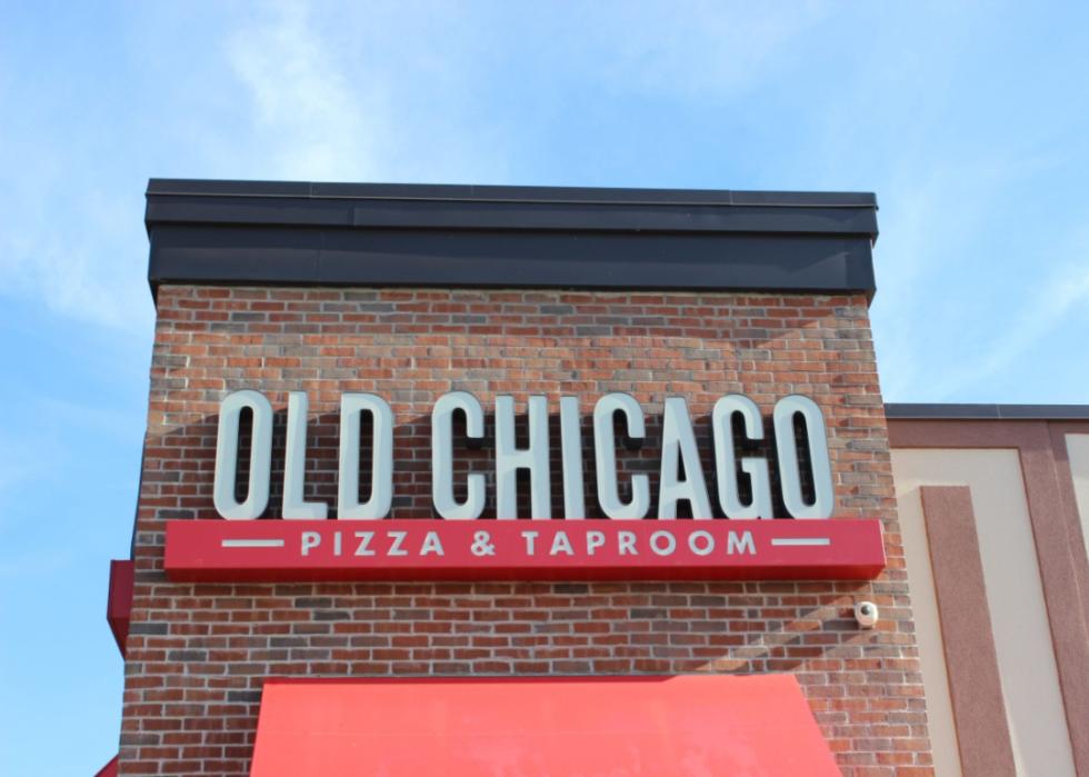 A brick restaurant with an Old Chicago Pizza & Taproom sign.