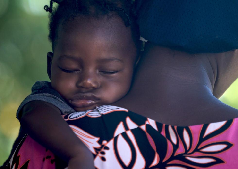 croppedbabygirlsleepingonmomZX2Yjpg 0