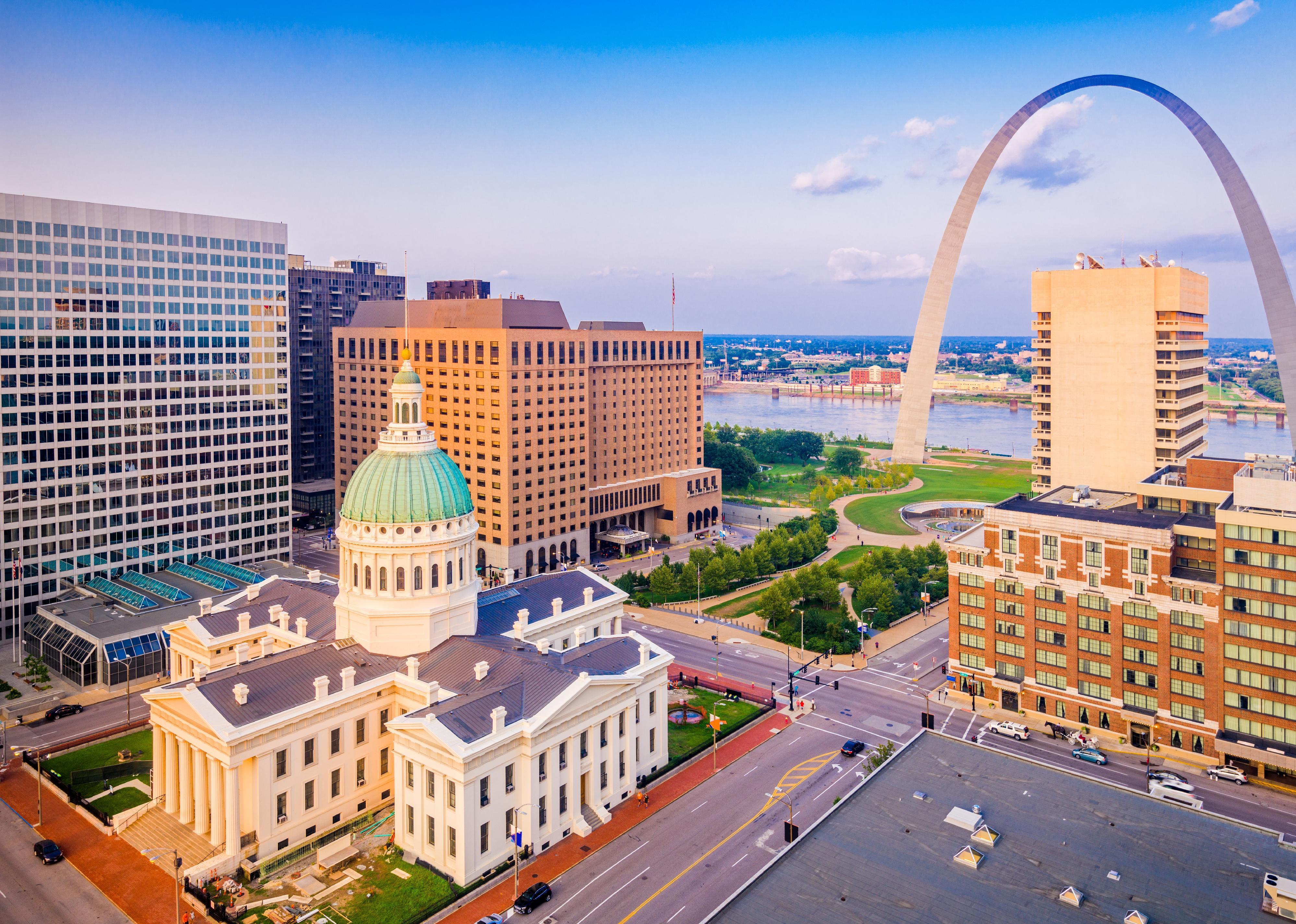 An aerial view of the Old Courthouse and Gateway Arch in St. Louis.