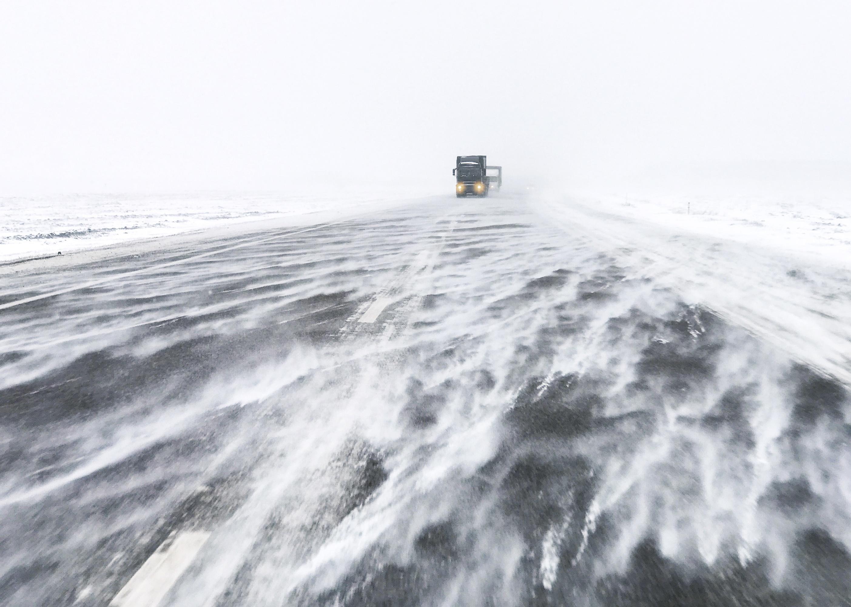 7б молодые ветра альбом. Ветер всем дороги. Снегопад метель дорога. Дорога с травой. Туман зимой на дороге.