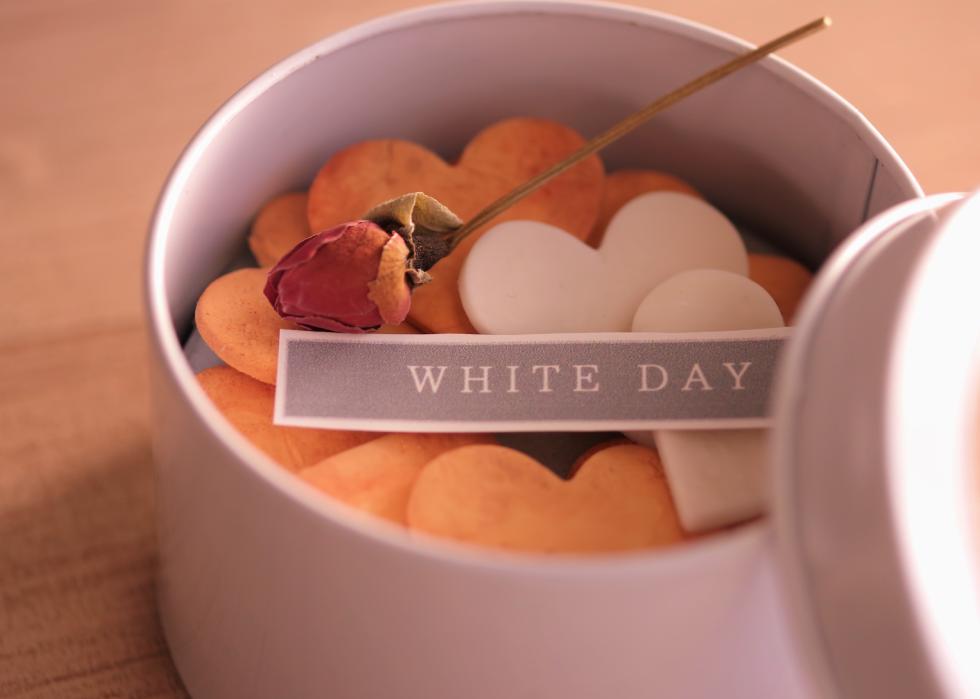 A tin with "White Day" message and miniature cookies.