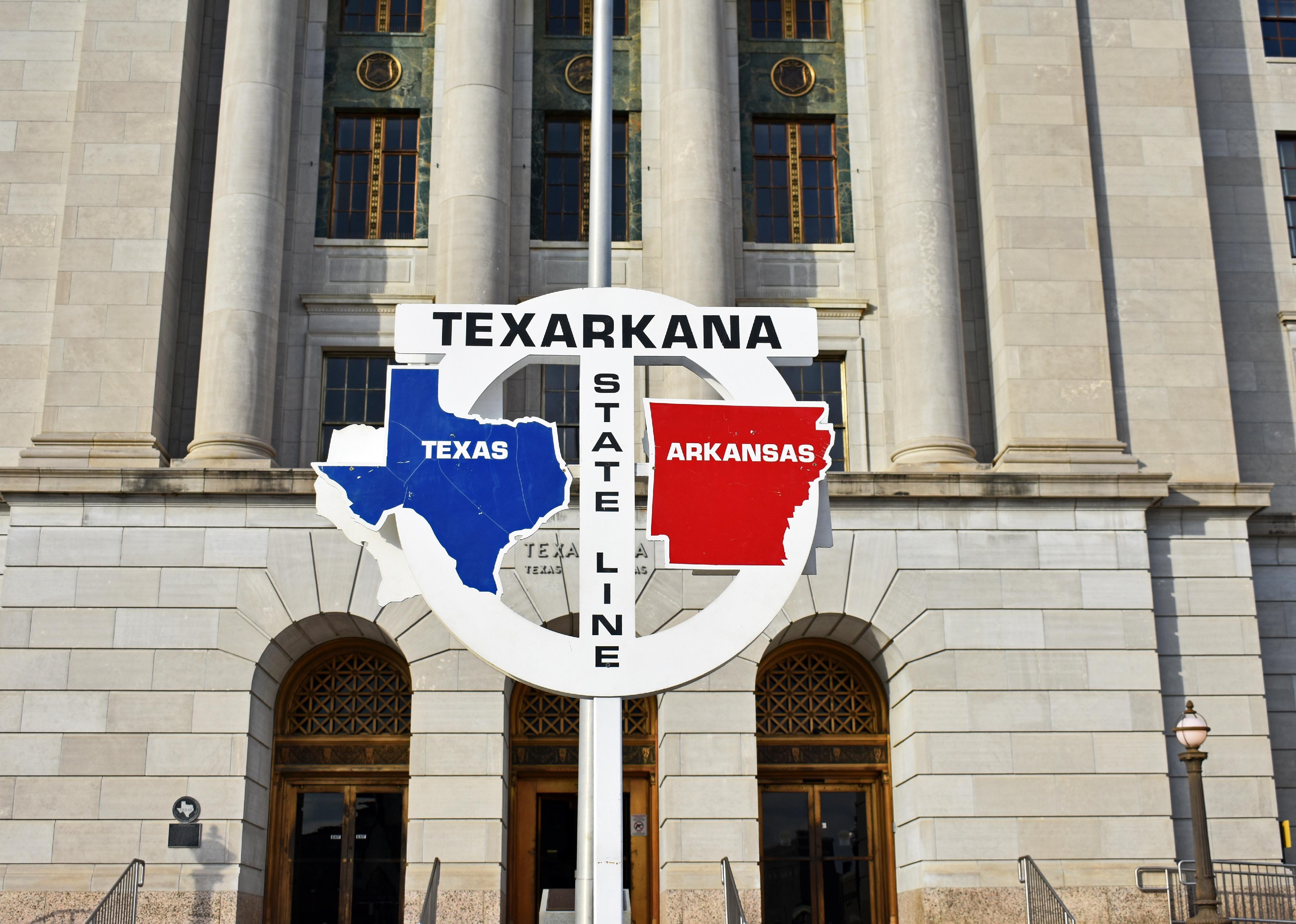 Línea estatal de Texarkana, Texas y Arkansas frente a la oficina de correos.