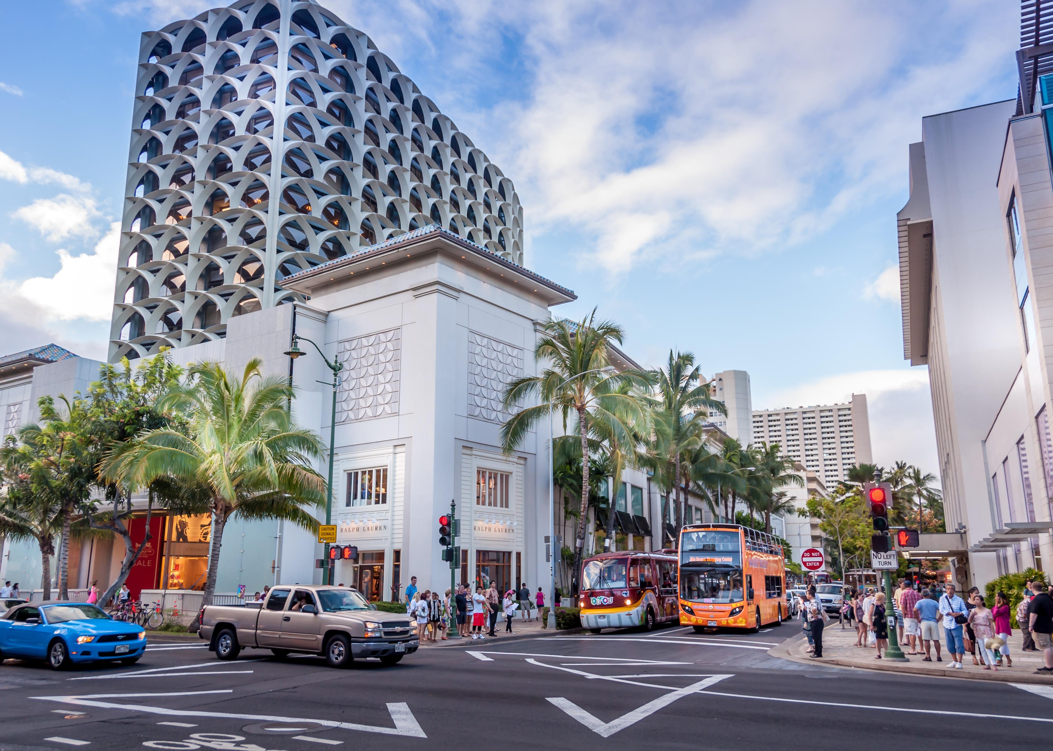 Busy intersection in the evening along the famous Kalakaua shopping district