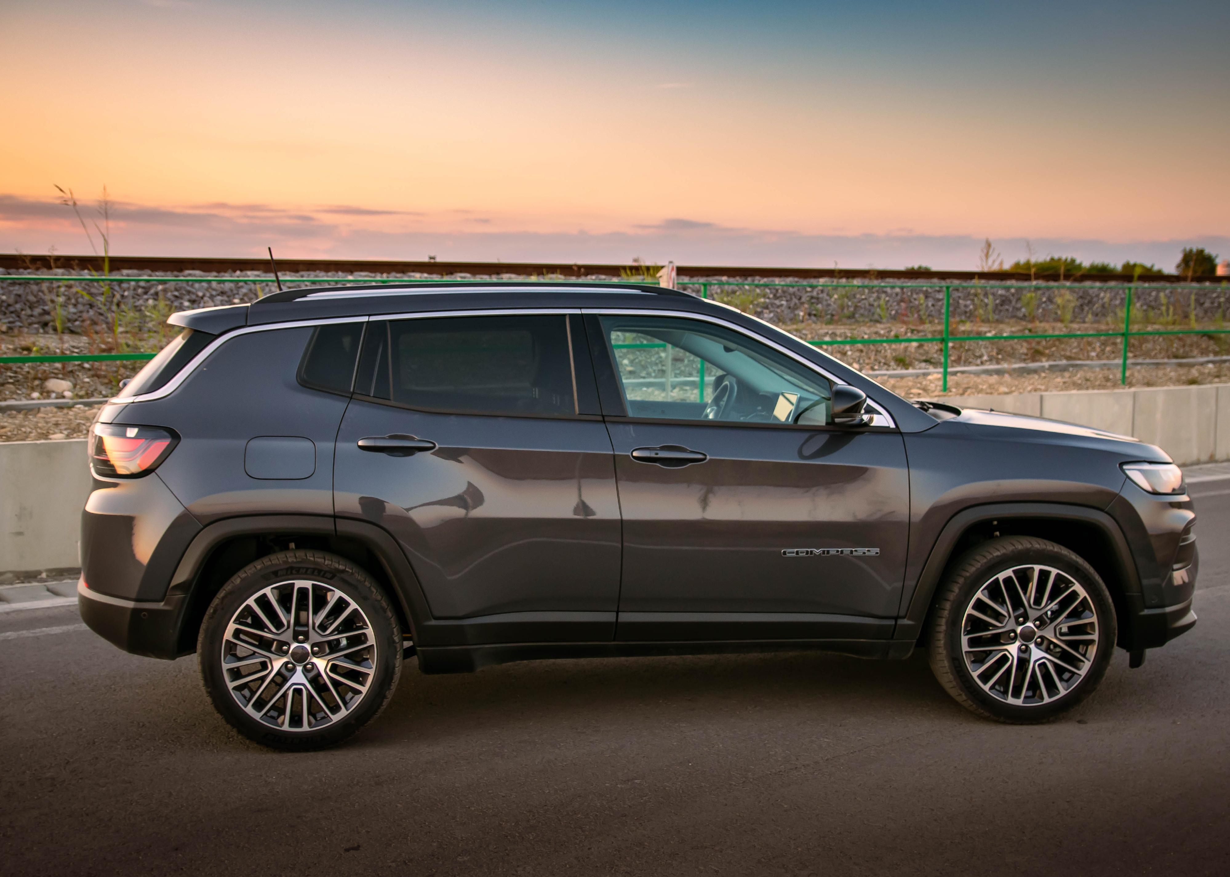 Side view of a Jeep Compass 2021.