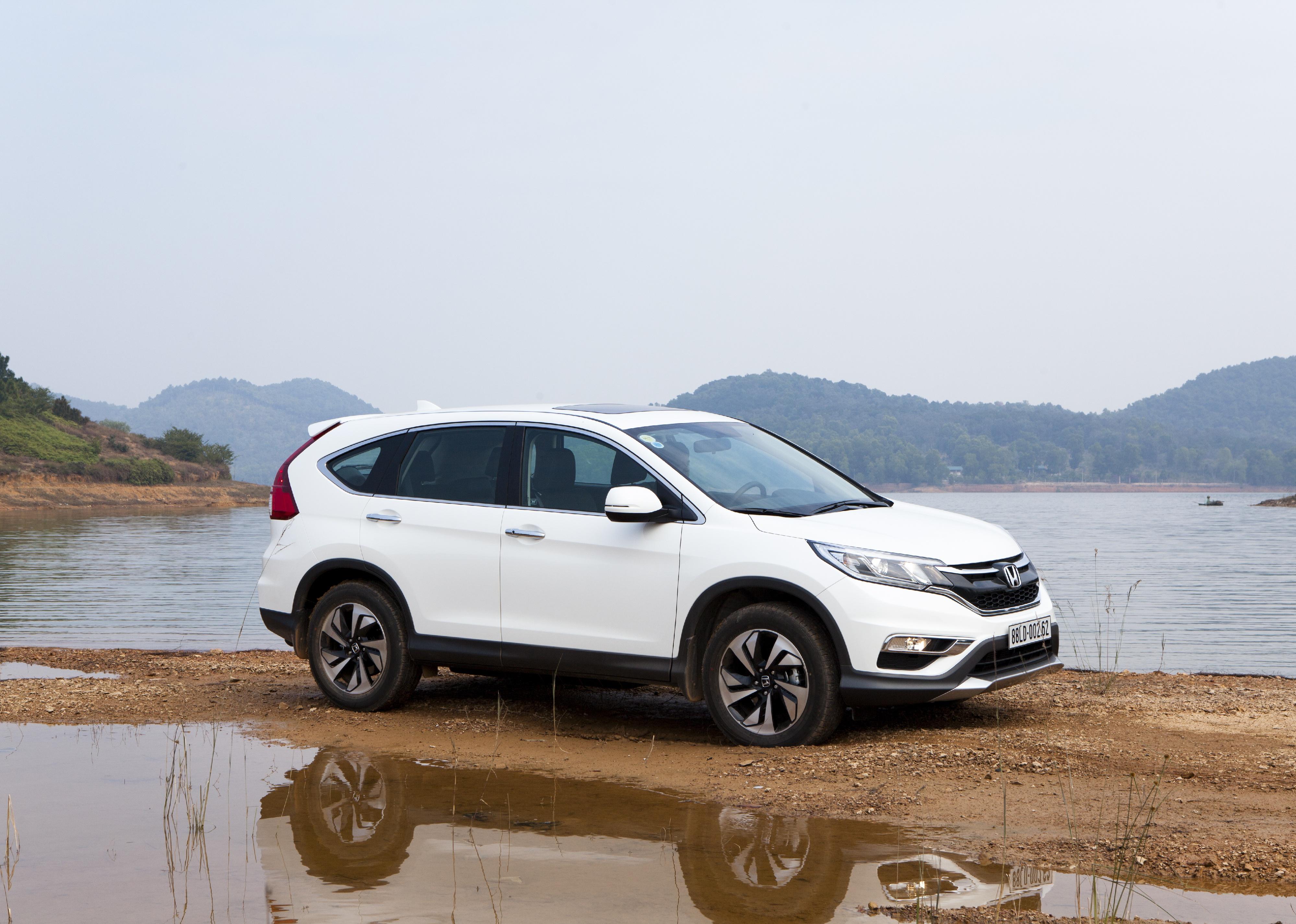 An SUV Honda CRV 2014 crossing a mud road.