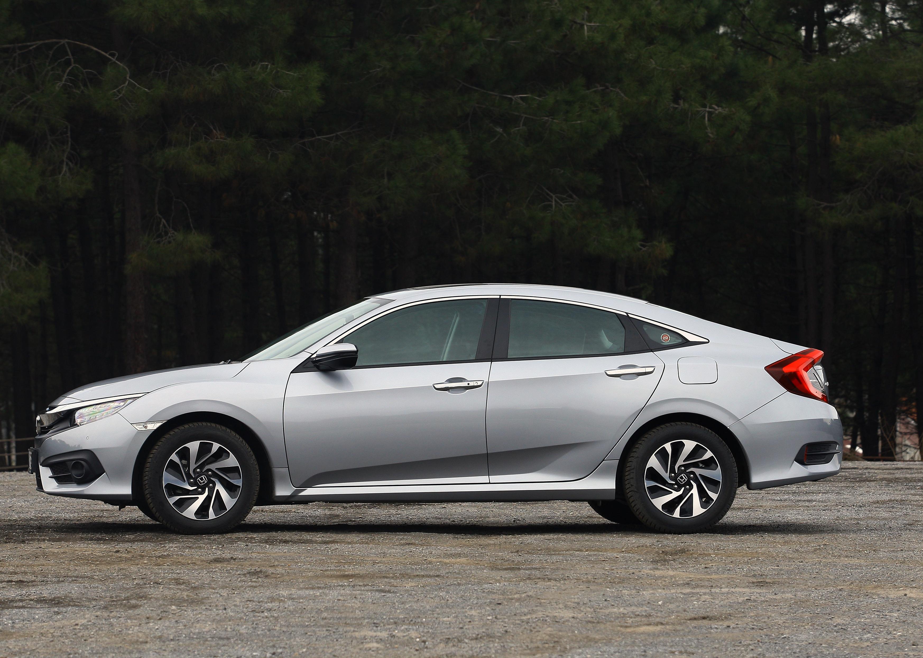 Side view of a silver Honda Civic.