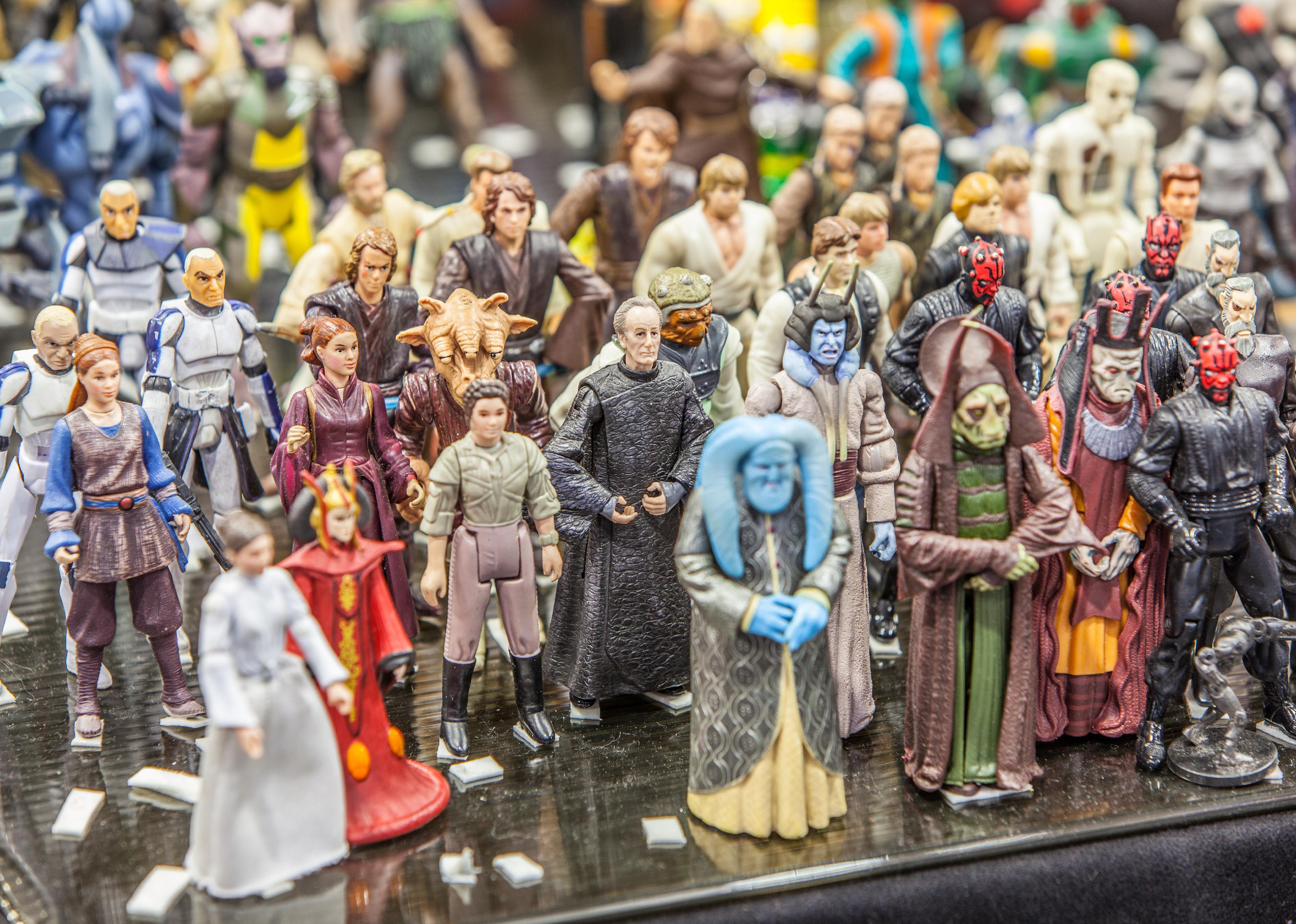 Star Wars action figures on shelf.