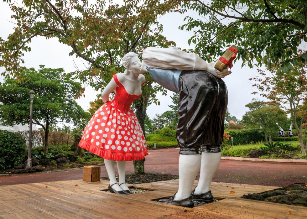 A sculpture of a kissing couple at Jeju Loveland theme park.