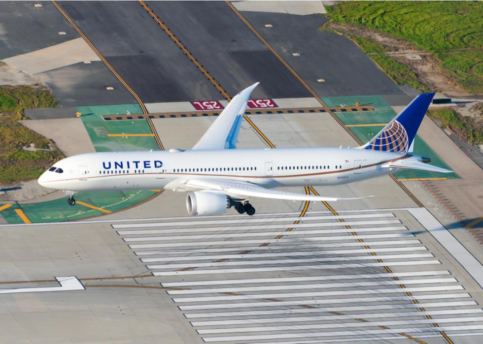 A United Airline Boeing 787 Dreamliner on final approach LAX International Airport